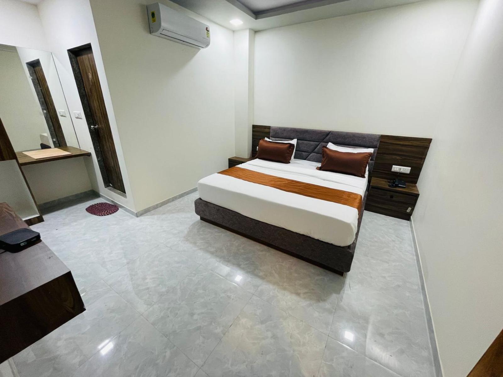 Hotel Nova Blue Ahmedabad Exterior photo