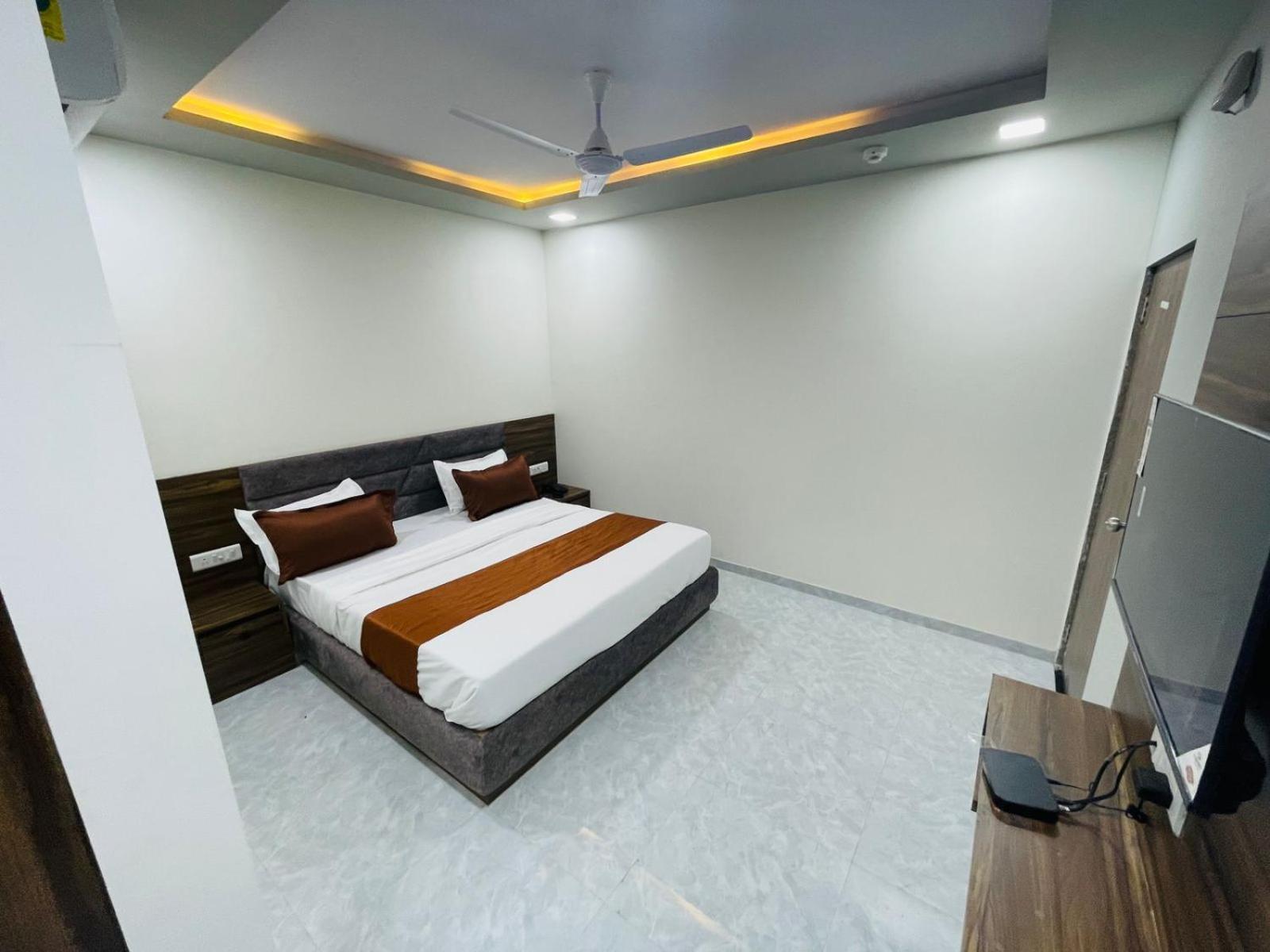 Hotel Nova Blue Ahmedabad Exterior photo