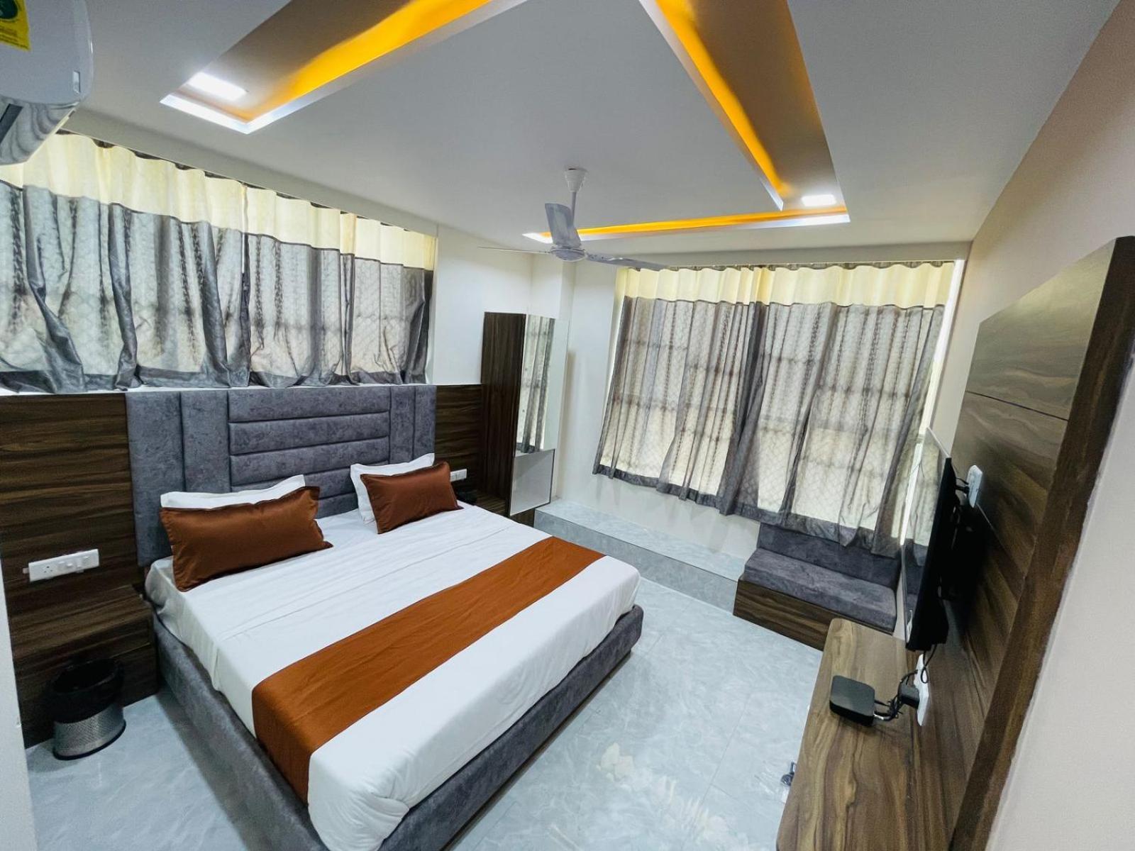 Hotel Nova Blue Ahmedabad Exterior photo